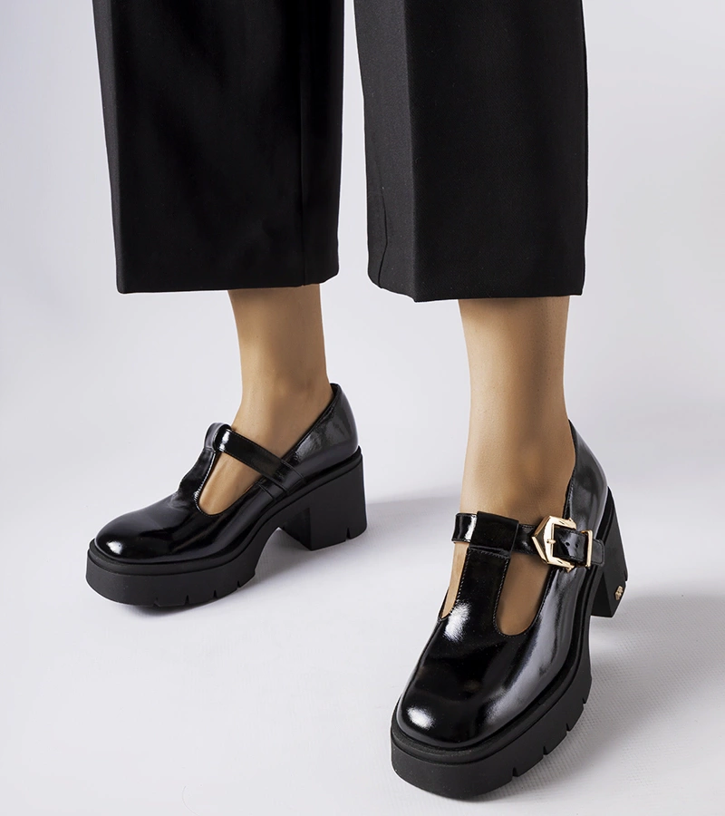 Černé lakované polobotky Karino