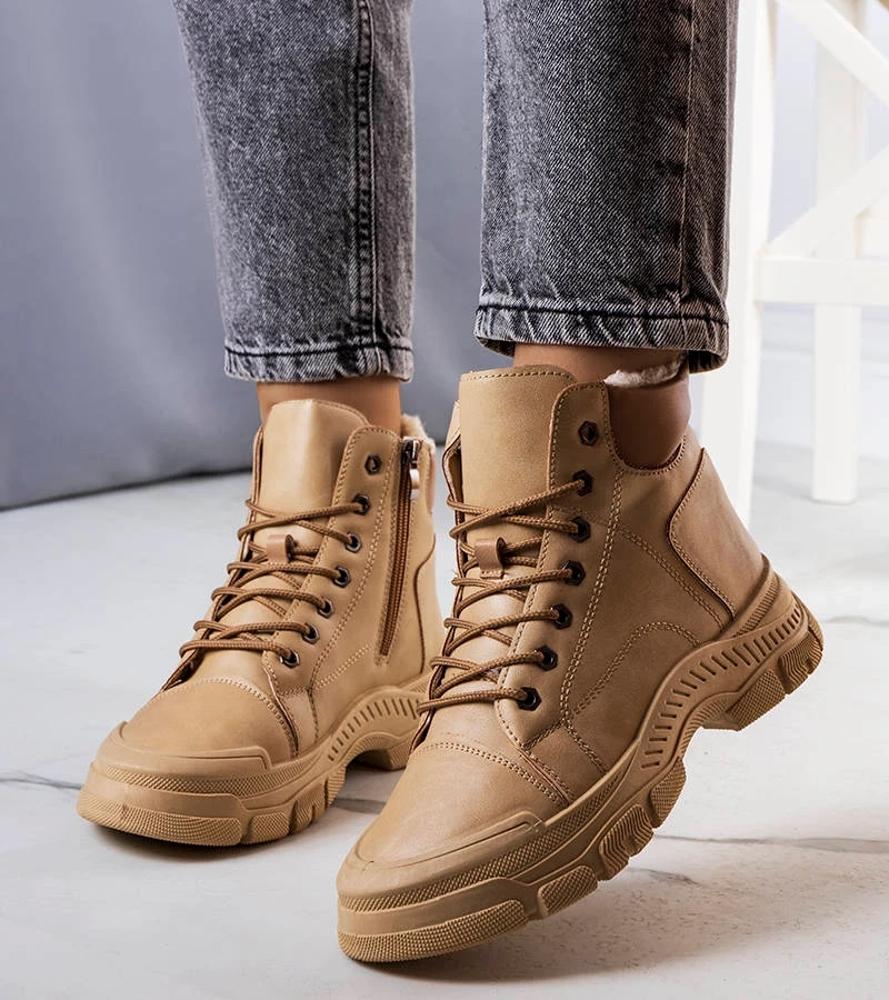 Hnědý izolovaný boty Dinto