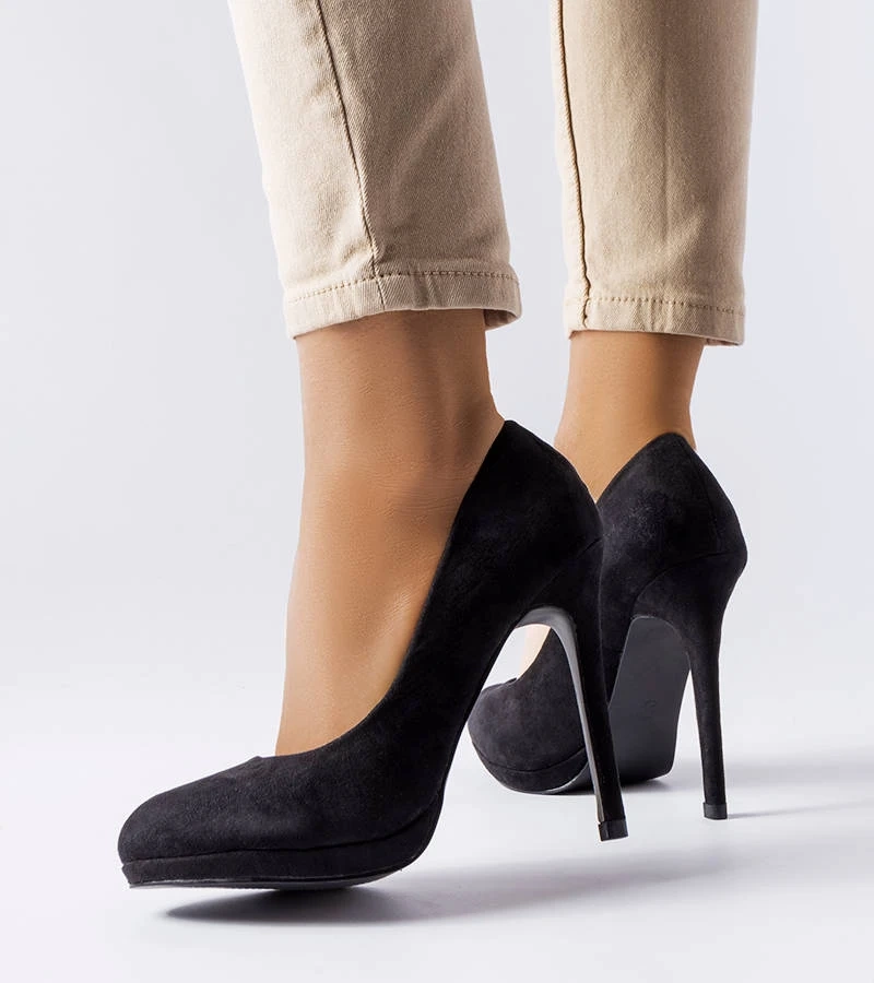 Černé jehlové podpatky z eko-semiše od Bazinet