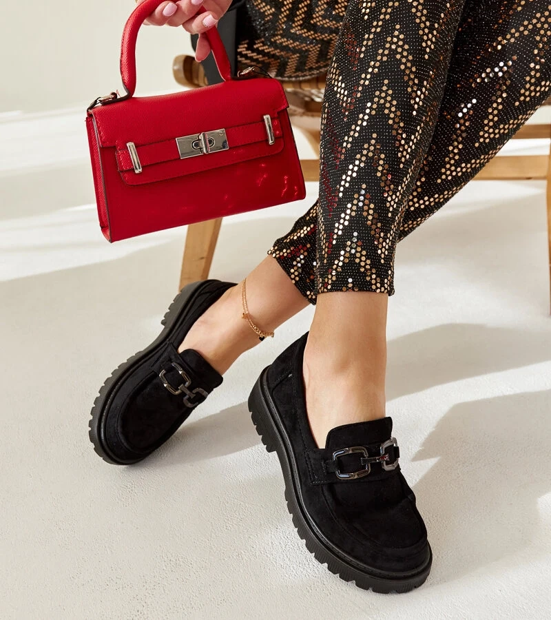 Černé semišové mokasíny s přezkou Springs