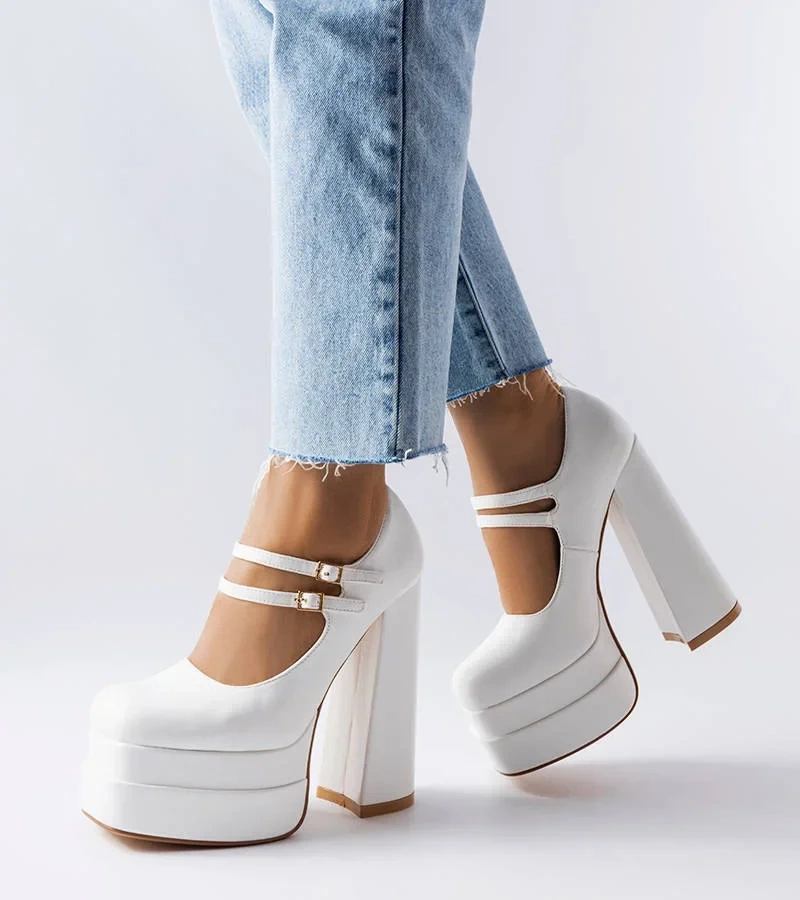 Bílé lodičky Chouinard na vysokém jehlovém podpatku