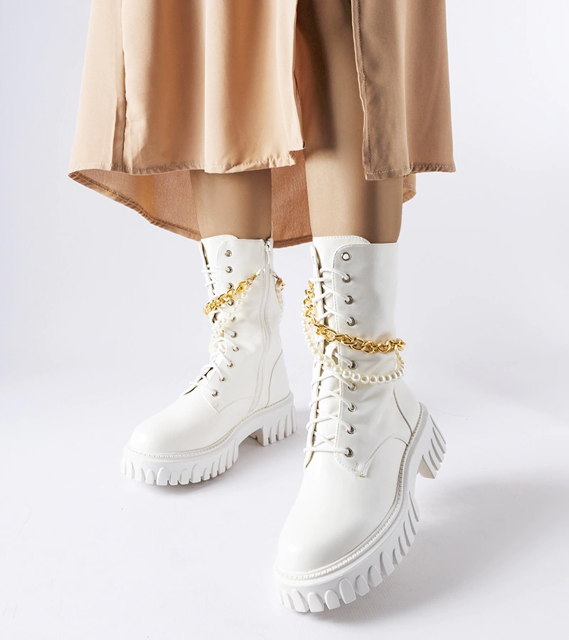 Bílé trapery s perličkami a řetízkem Mira