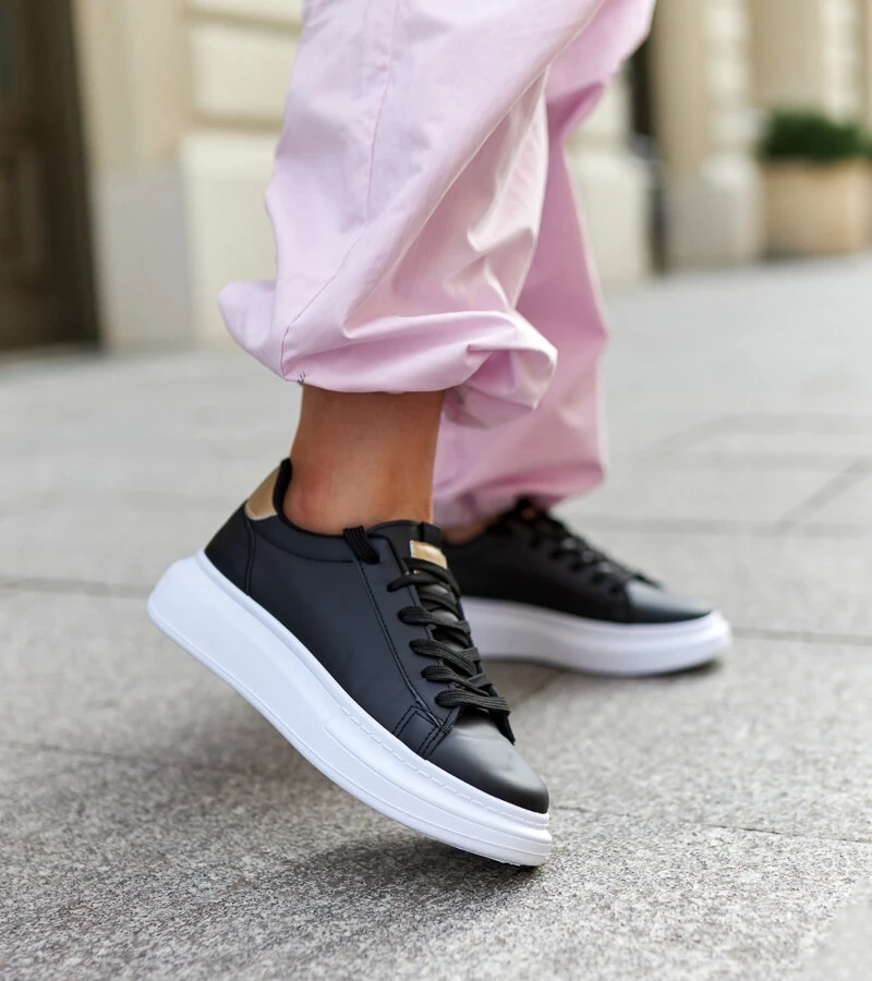 Černé tenisky na tlusté podrážce Ivalu