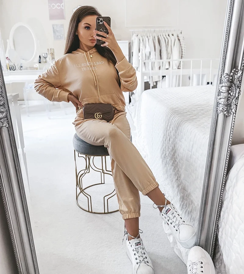 Béžová dvoudílná souprava s kapucí Alcide