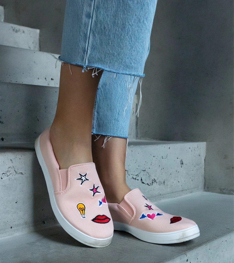 Šedé látkové tenisky s nášivkami Anais