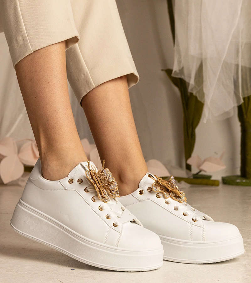 Bílé tenisky zdobené motýlkem s kamínky Kariba