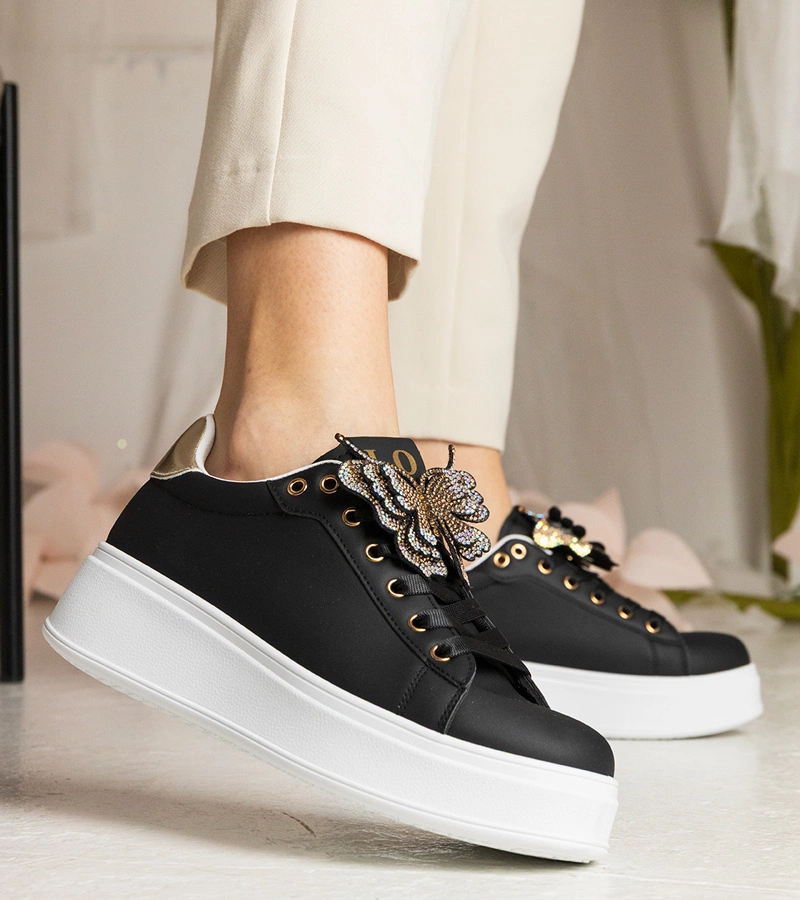 Černé tenisky zdobené motýlkem s kamínky Kariba