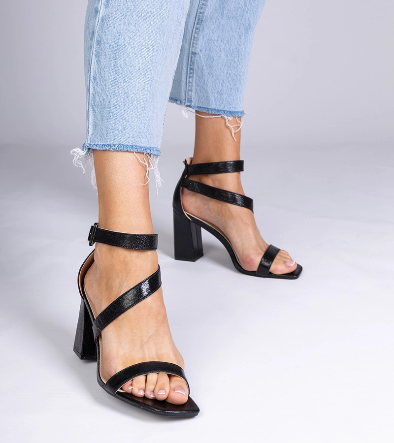 Černé sandály na podpatku s přezkou Runaz