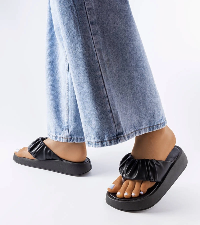 Černé žabky se záhybem od Filippo