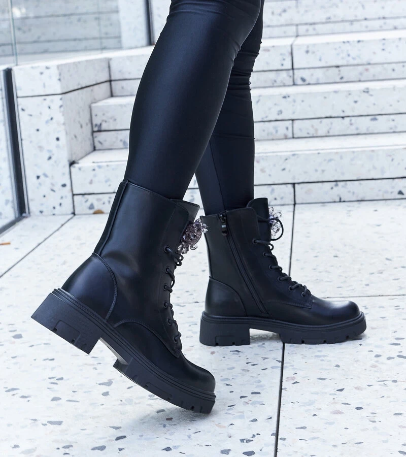 Černé kotníčkové boty s dekorativními korálky Accadia