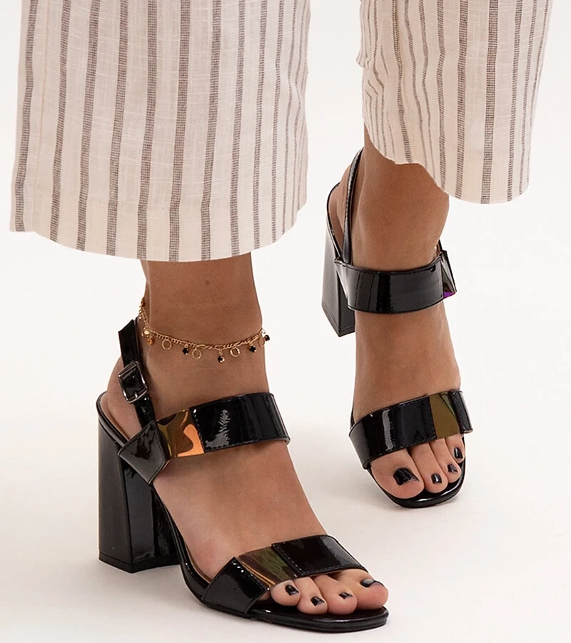 Lakované černé sandály na podpatku Shadan