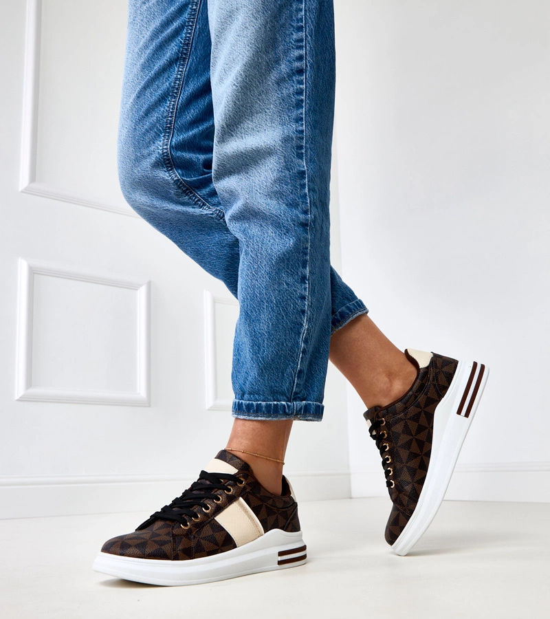 Hnědé tenisky na platformě s béžovo-zlatým páskem