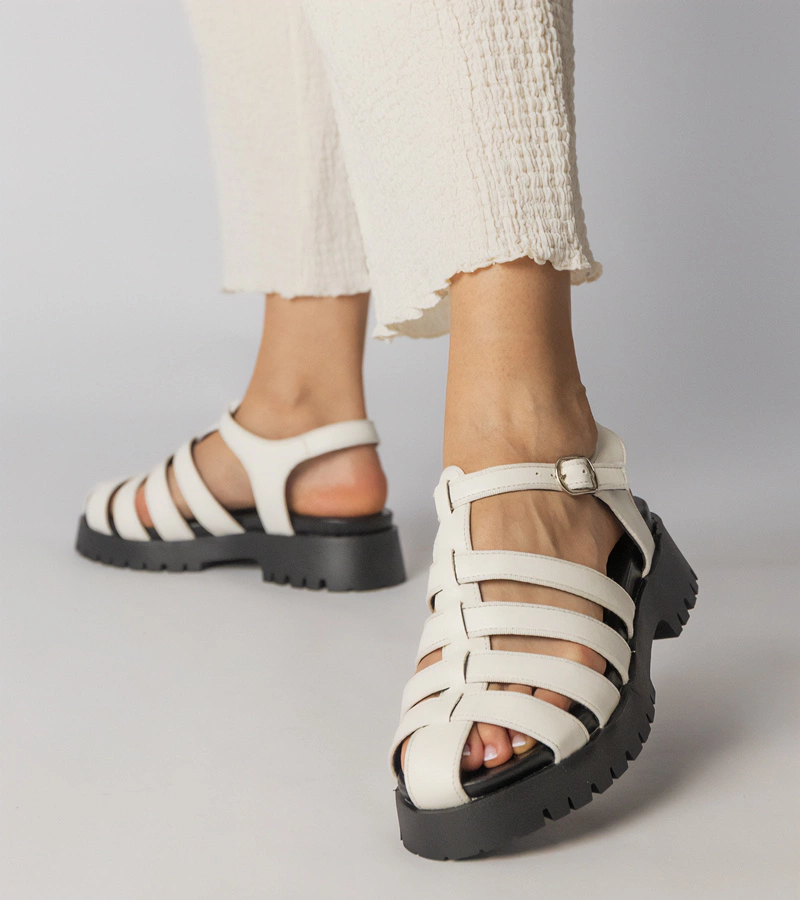 Bílé sandály na platformě s uzavřenou špičkou Kolla