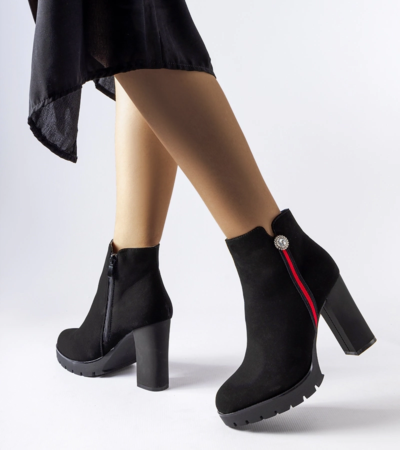 Černé saténové kotníkové boty na podpatku Rogeno