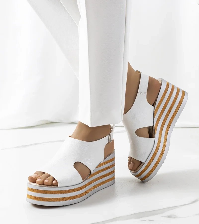 Stříbrné sandály Corrine na podpatku