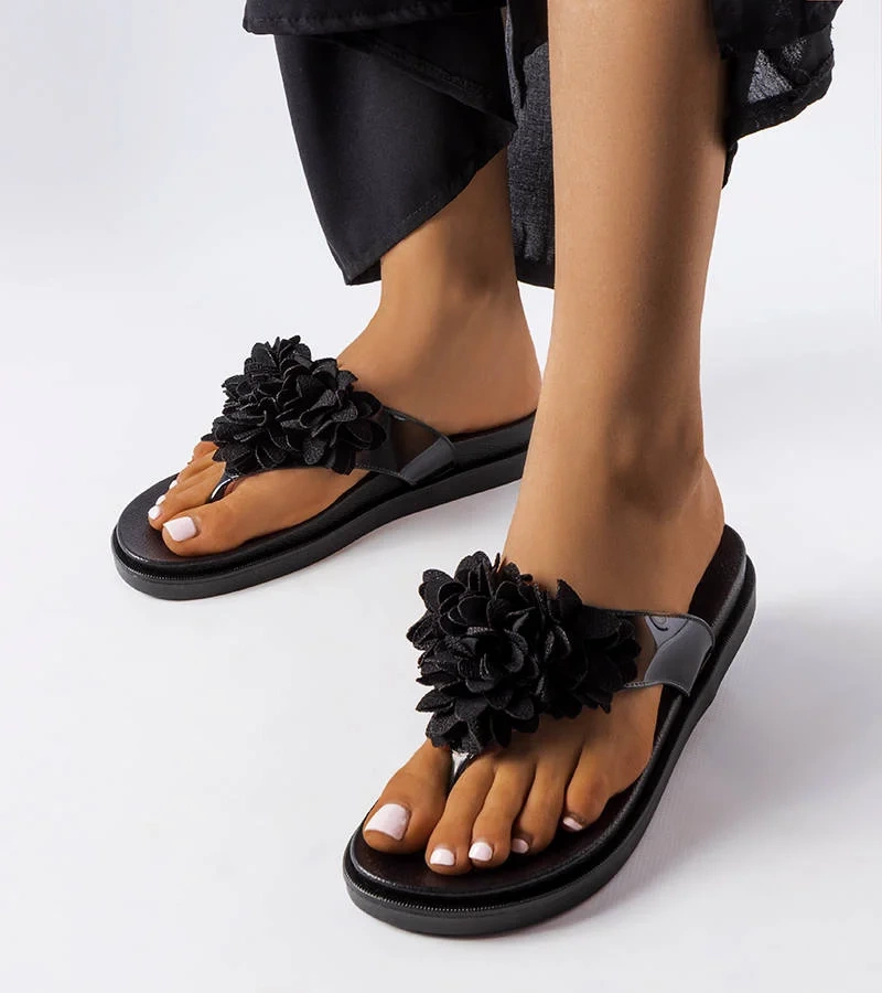 Černé žabky s květinovým zdobením od Caresse