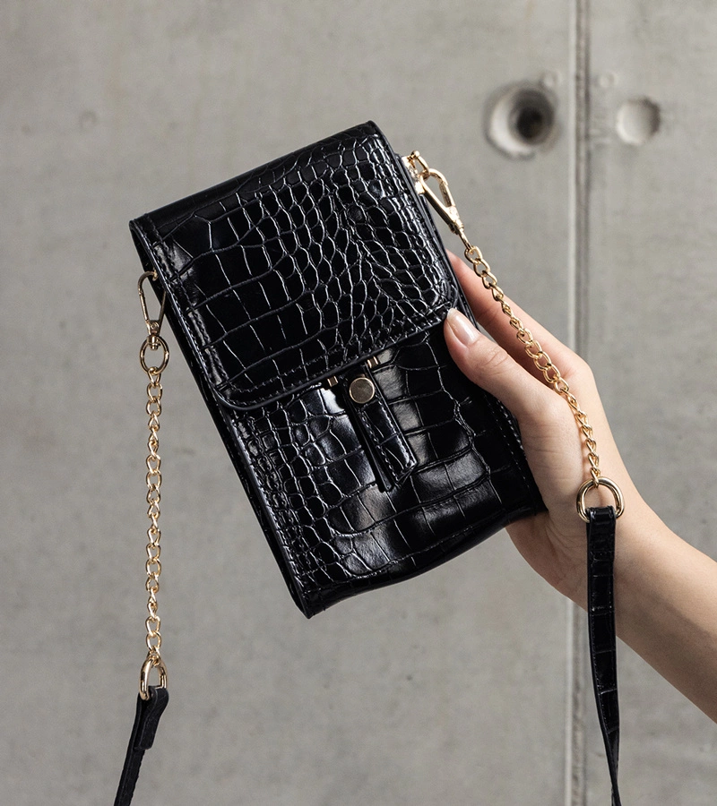 Černá kabelka zdobená ražením Decatur