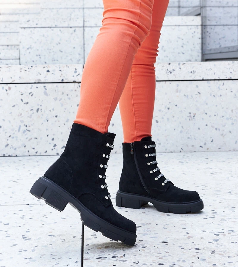 Černé kotníčkové boty s kubickými zirkony z ekologického semišu Sfaranda