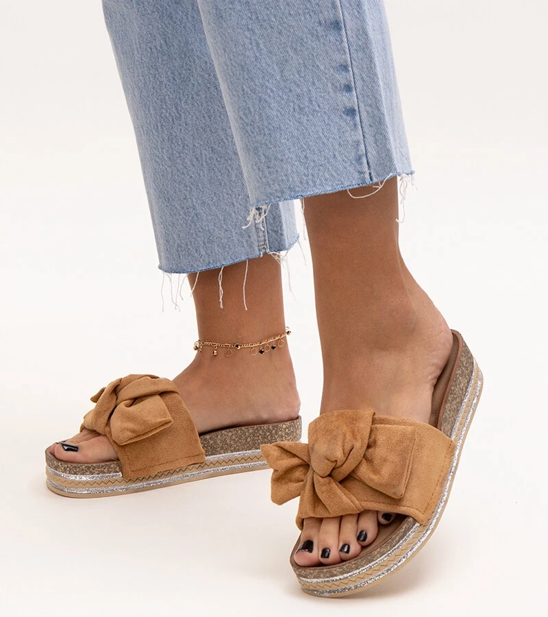 Hnědé pantofle na masivní podrážce Peletra