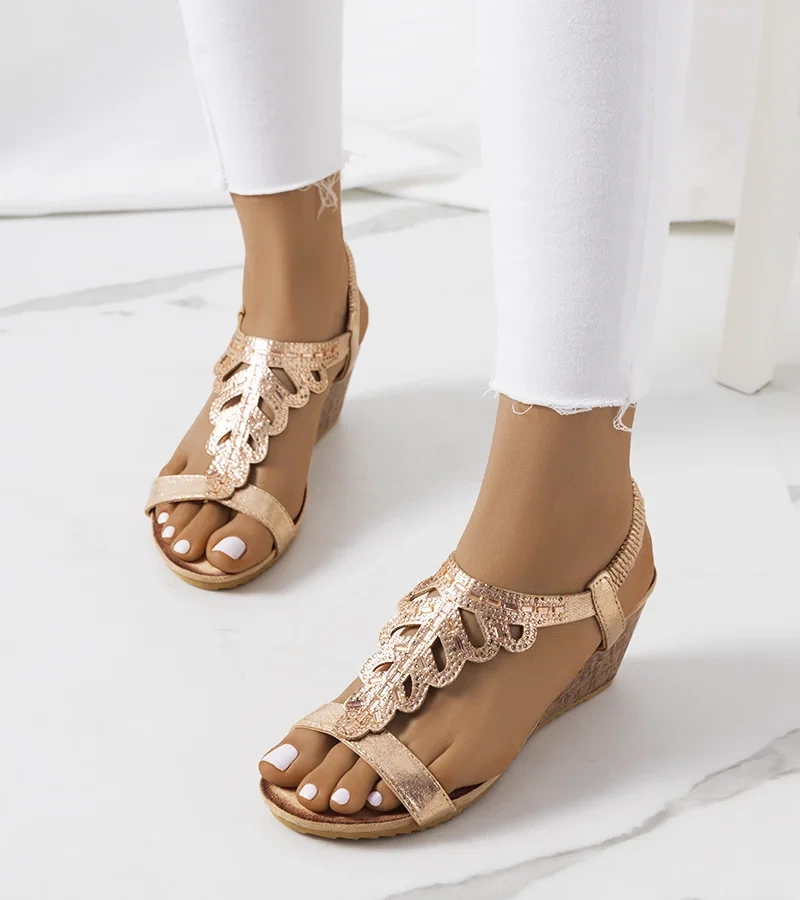 Zlaté sandály na klínku Parel