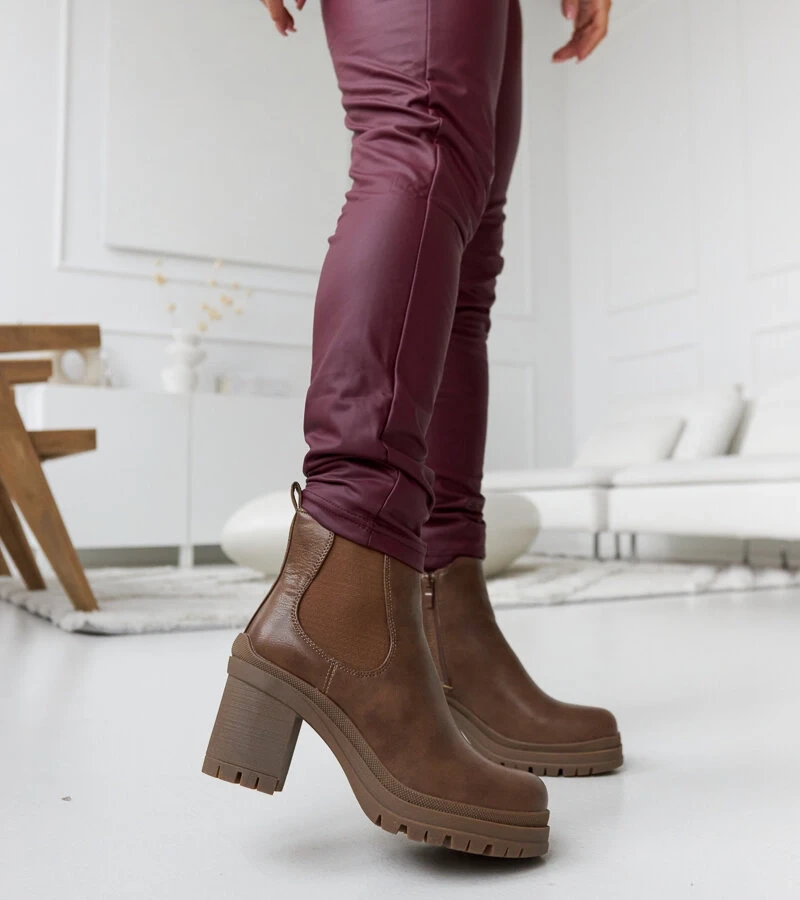 Tmavě hnědé kotníčkové boty na nízkém podpatku Layman