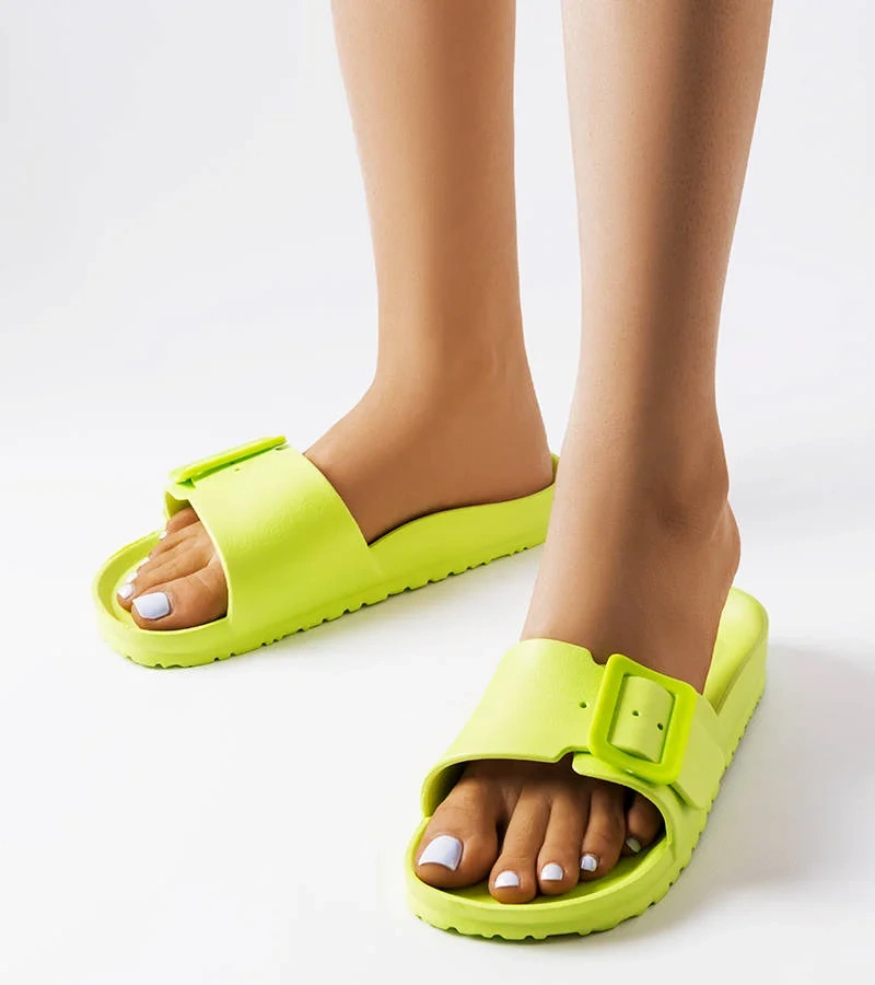 Zelené gumové žabky se sponou Nelm