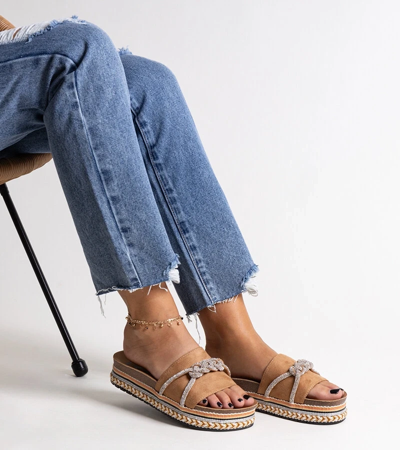 Hnědé pantofle zdobené zirkony od Kamiliana