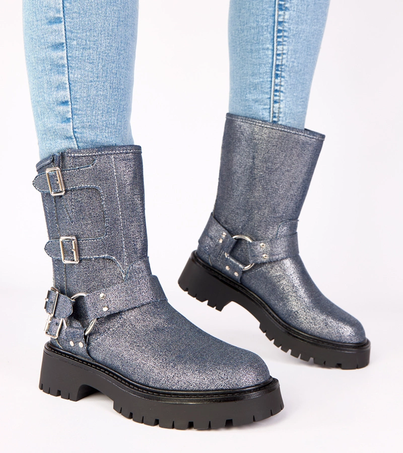 Modré kotníkové boty zdobené přezkami se stříbrným leskem Cara