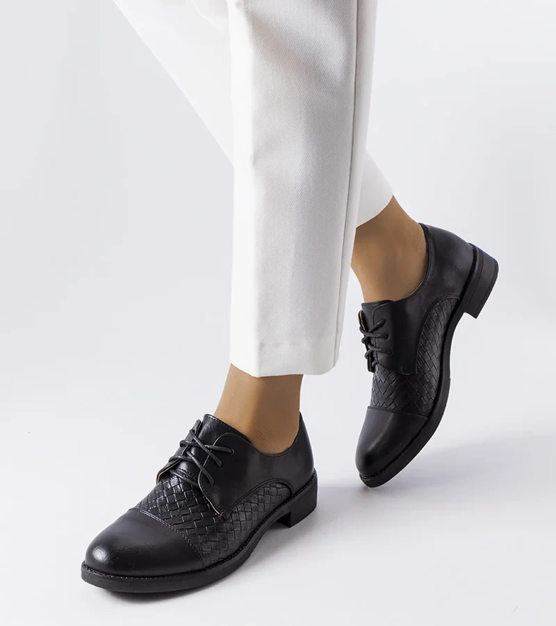 Černé polobotky zdobené reliéfem Gagné