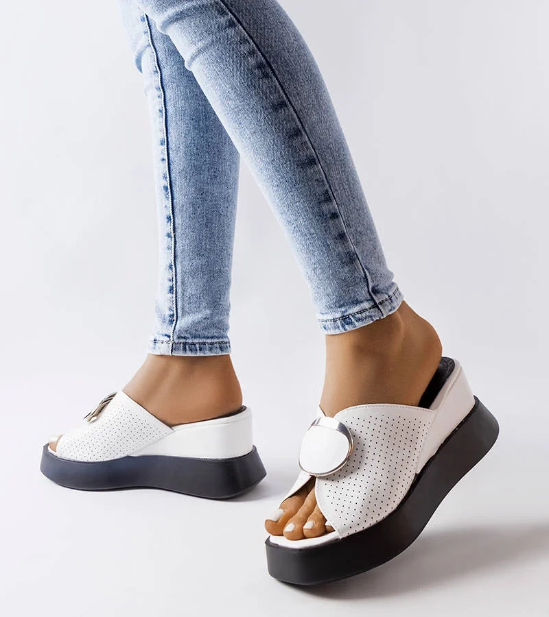 Bílé žabky na platformách s ozdobou Degna