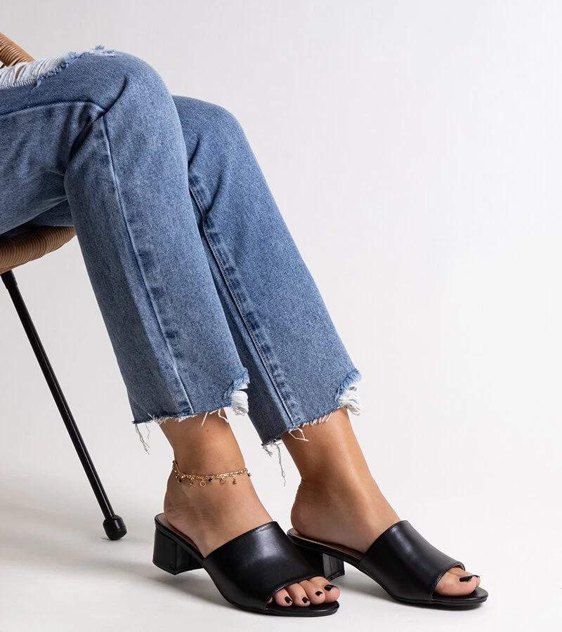 Černé pantofle na nízkém sloupku Asala