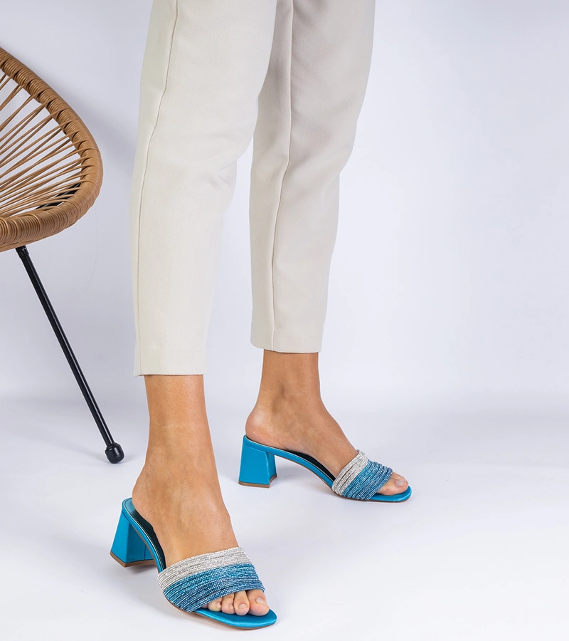 Modré elegantní pantofle na podpatku s kamínky Maritto