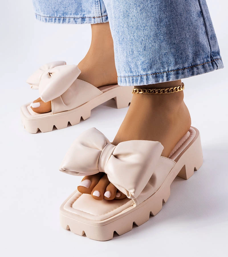 Béžové žabky na traktorové podrážce Bossé