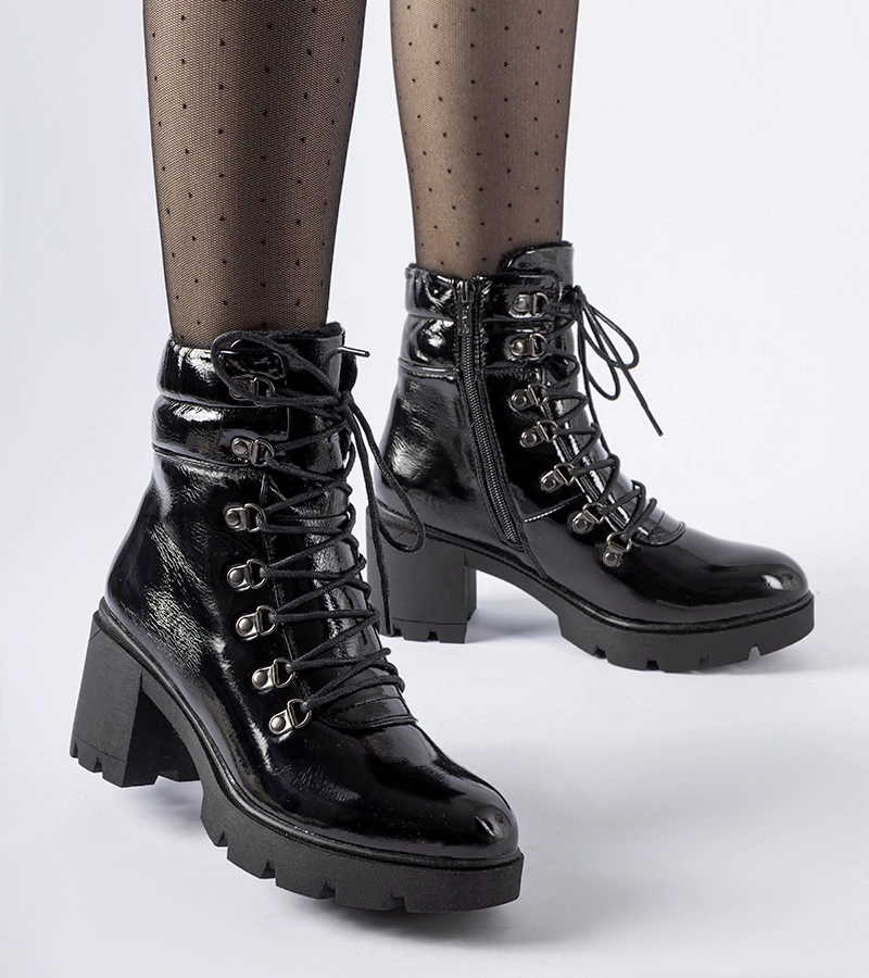 Černé lakované kotníčkové boty na podpatku Langesko