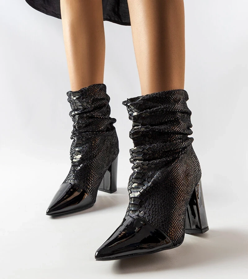 Černé pomačkané boty Liang na jehlovém podpatku