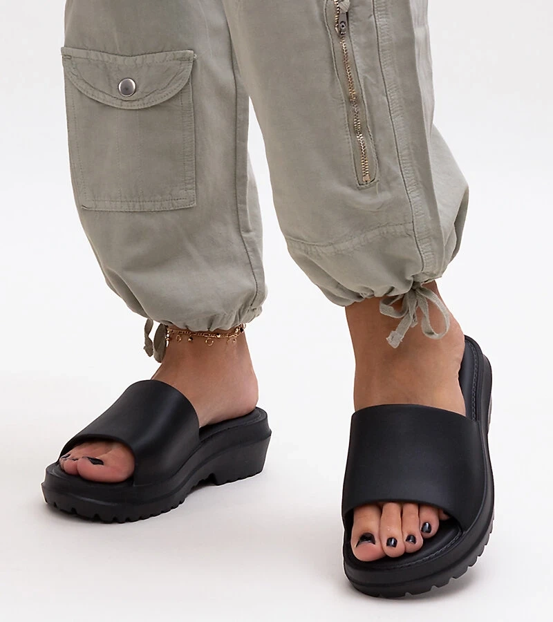 Černé pantofle na tlusté podrážce Soiza