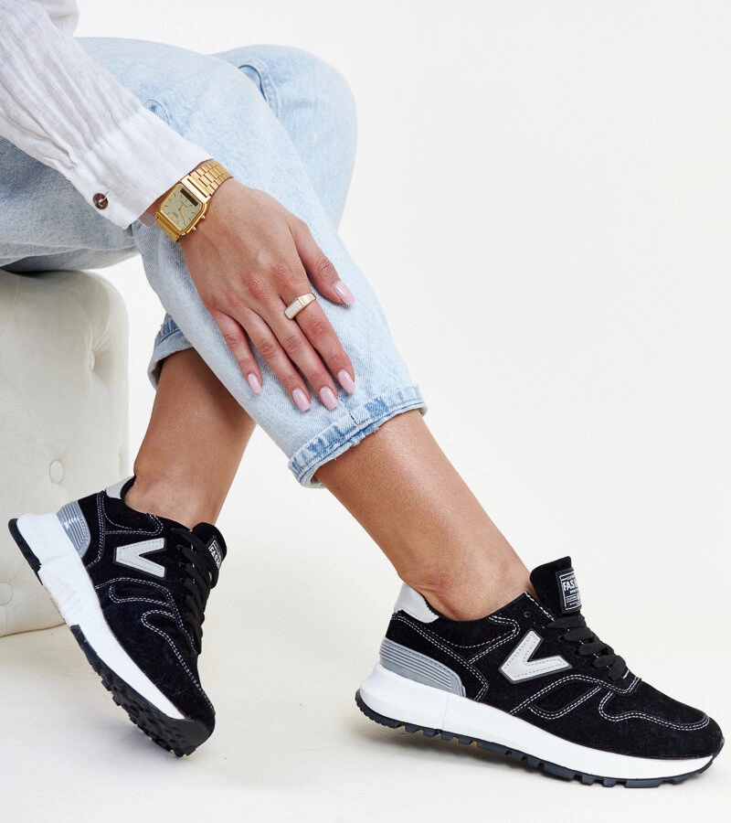 Černé tenisky na silnější podrážce Olonio