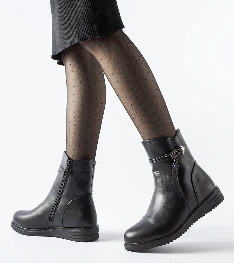 Černé zateplené kotníčkové boty s ozdobným přívěskem Nola