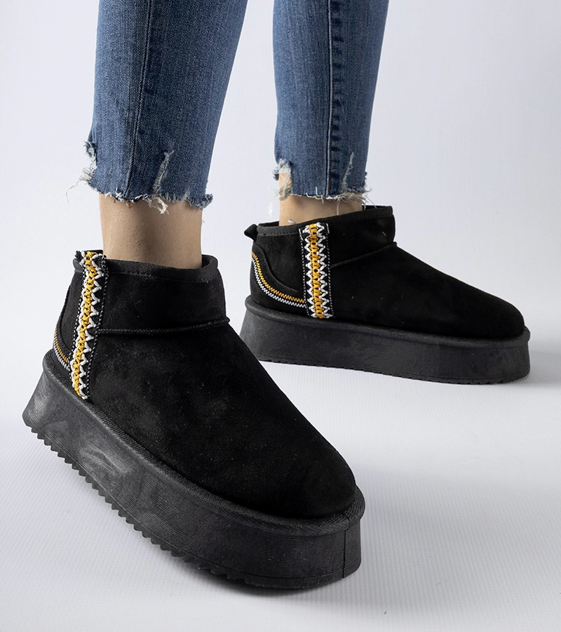 Černé sněhule na platformě Scavi