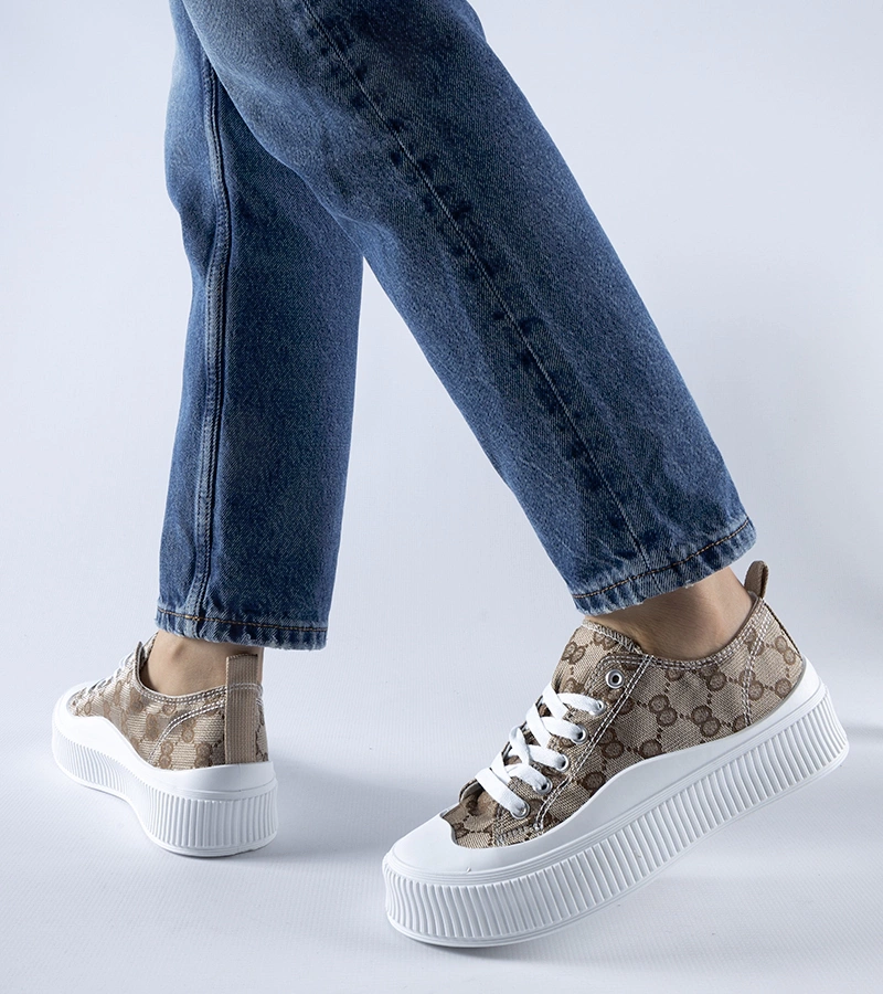 Hnědé tenisky zdobené monogramem Cavi