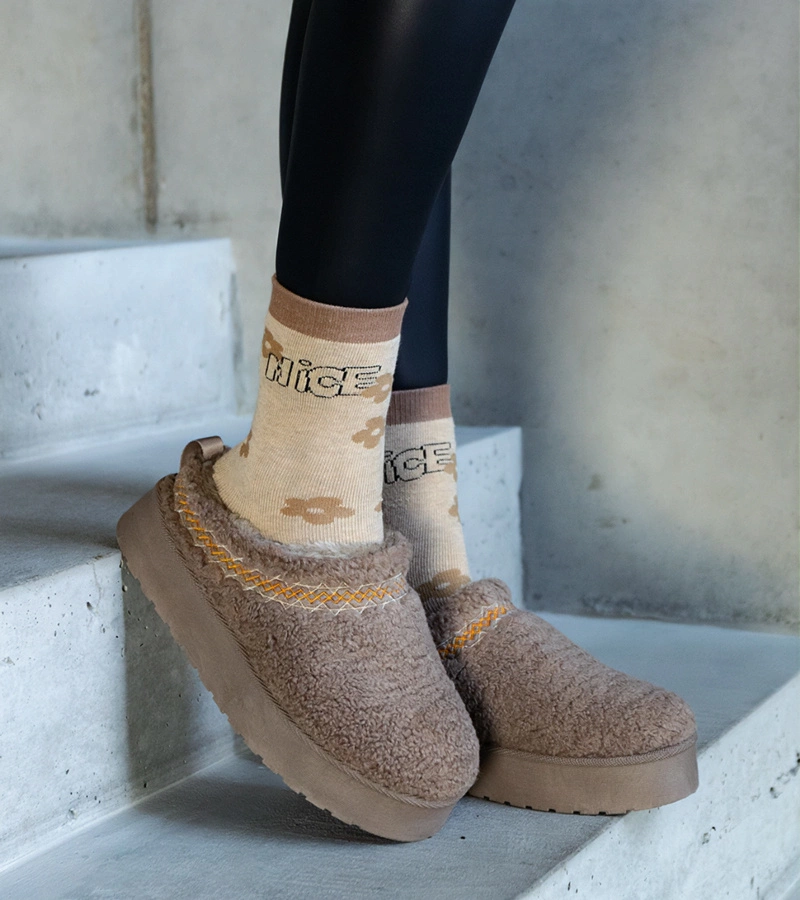 Hnědé sněhule na platformě s nízkým svrškem a vyšívaným vzorem Greene.