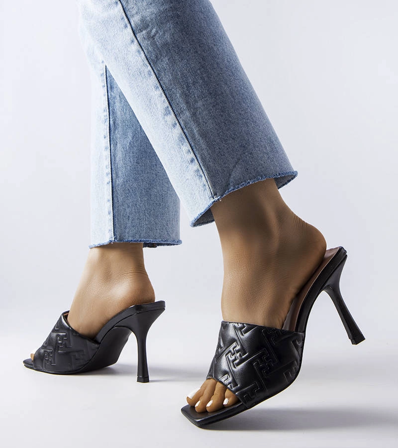 Černé elegantní žabky Cambrina na podpatku