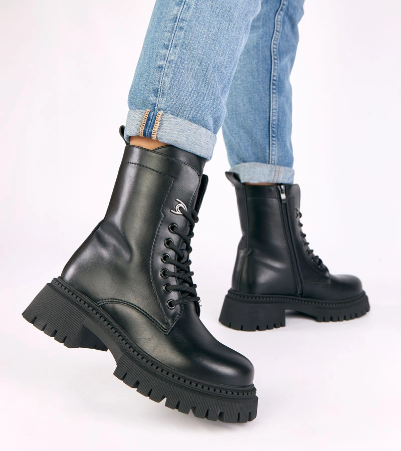 Klasické černé kotníkové boty na platformě Kalle