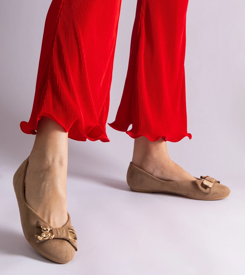 Hnědé baleríny zdobené mašlí a broží Esdras