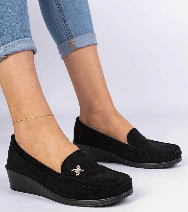 Černé dámské mokasíny na klínku z ekosemiše Sarimi