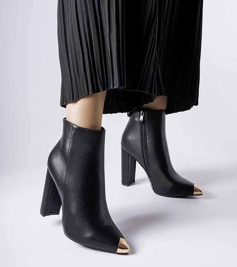 Černé kotníčkové boty s kovovou špičkou Sacra