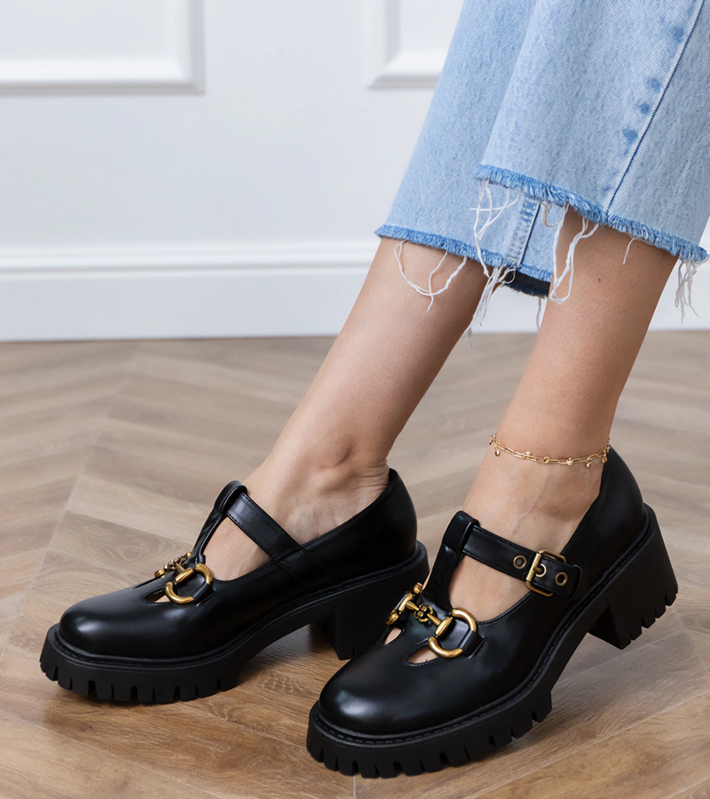 Černé polobotky na silné podrážce se zlatou ozdobou Hartis