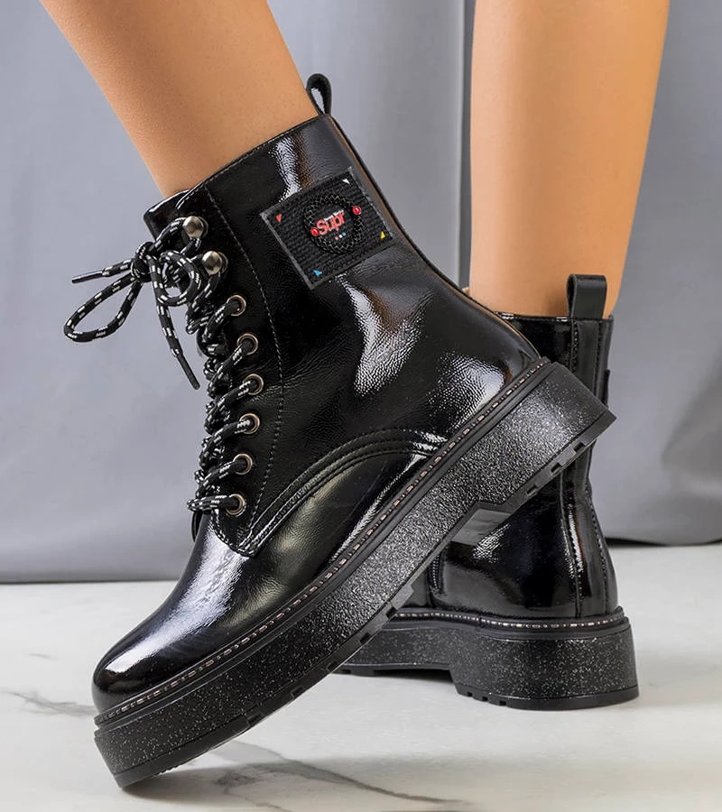 Černé lakované traperské boty od firmy Firenz