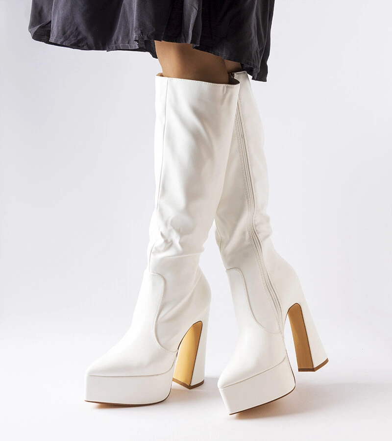 Bílé kozačky s pevným jehlovým podpatkem značky Sovizzo