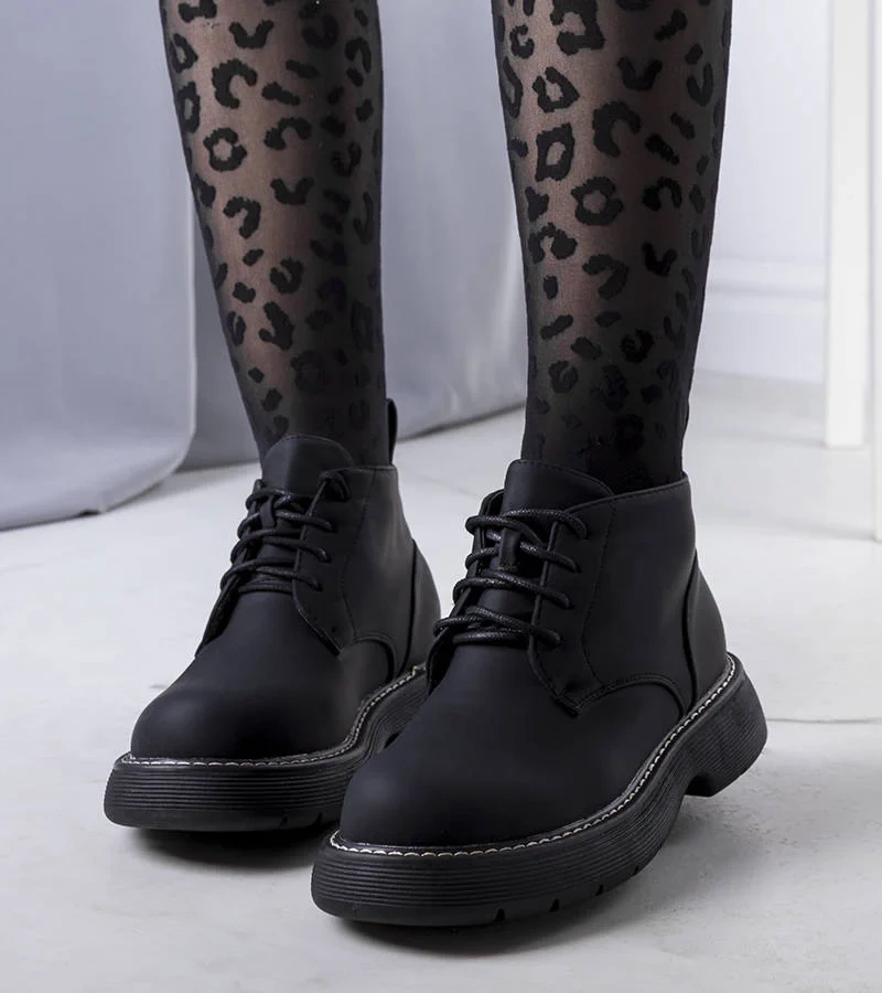 Černá boty izolovaná Savino